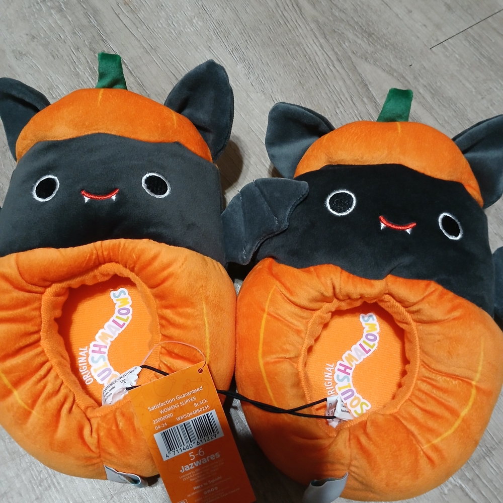 Squishmallows Pumpkin Bat Slippers Womens 5/6